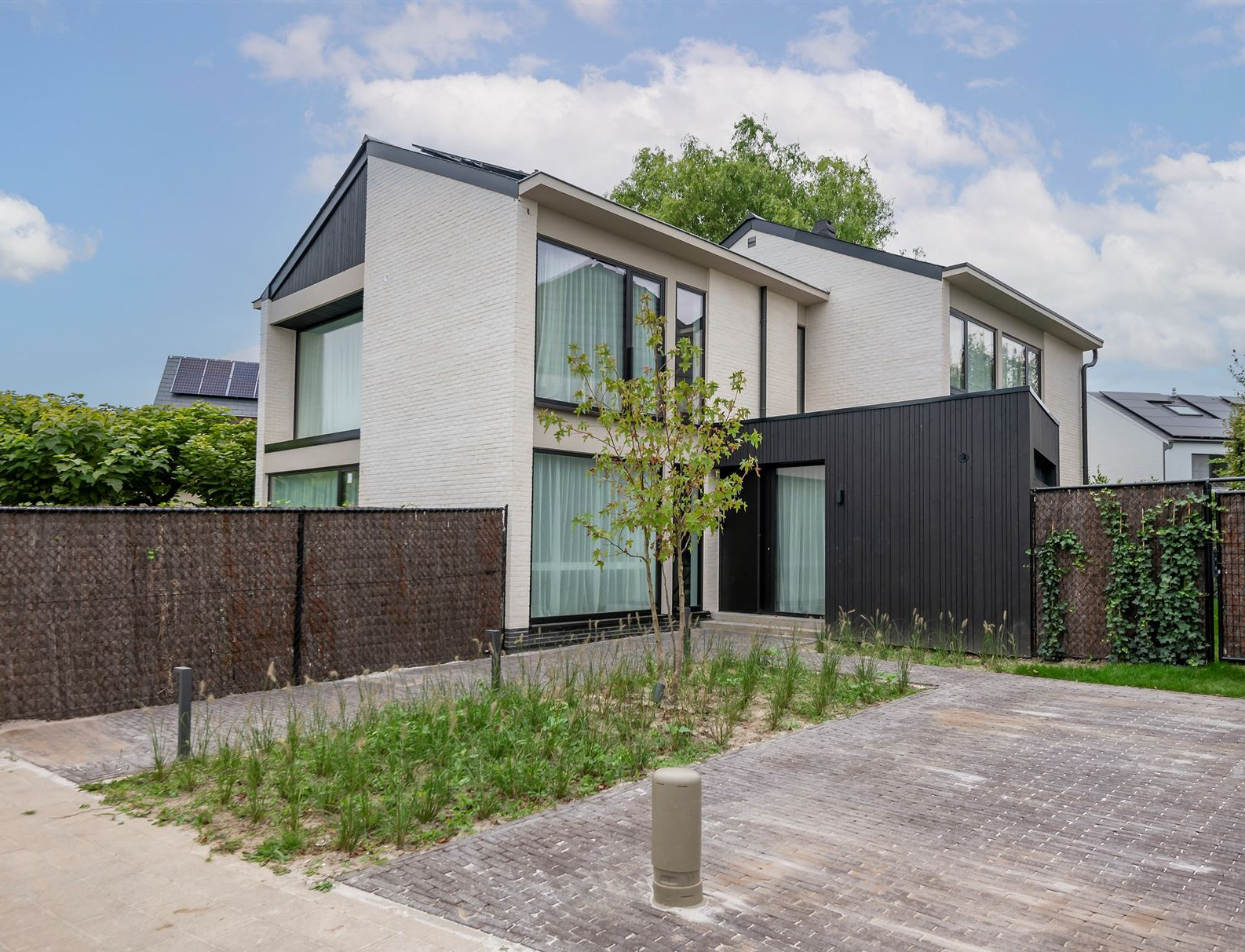 Villa in Edegem met nieuwe aluminium ramen