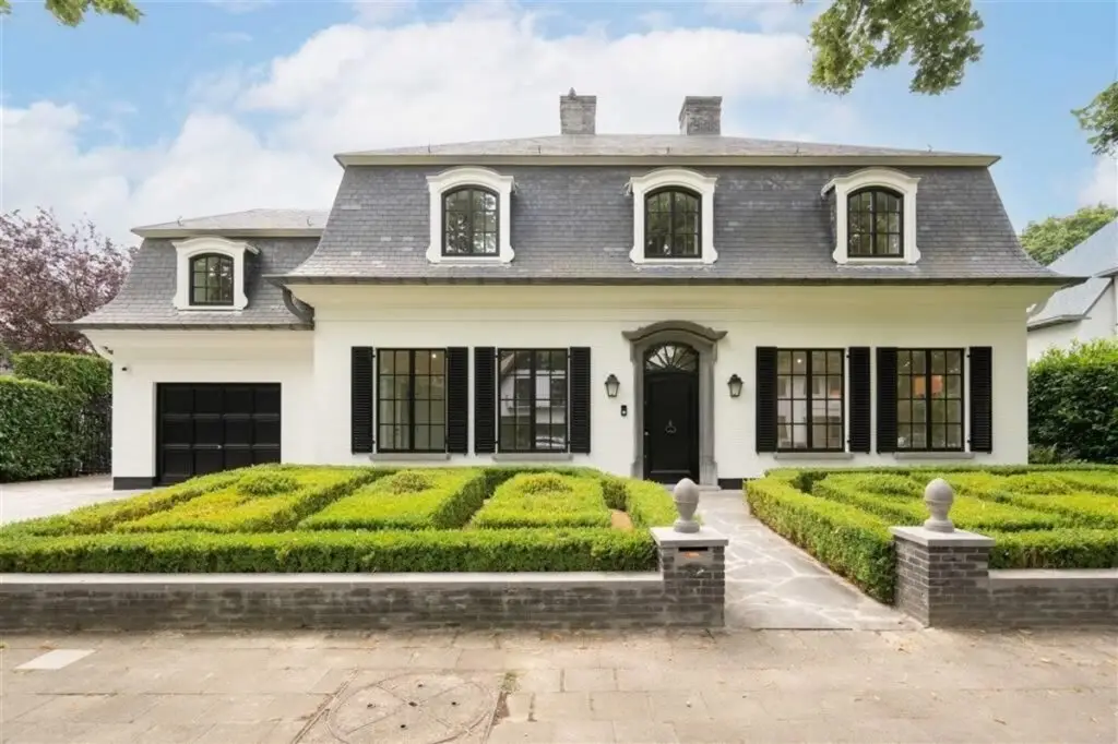 Klassieke villa in Edegem met nieuwe houten ramen