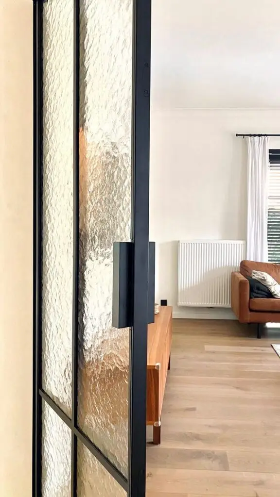Stalen binnendeur naar een moderne living