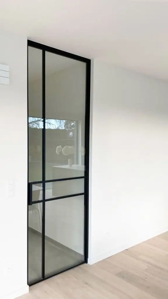 Smalle zwarte stalen binnendeur met helder glas