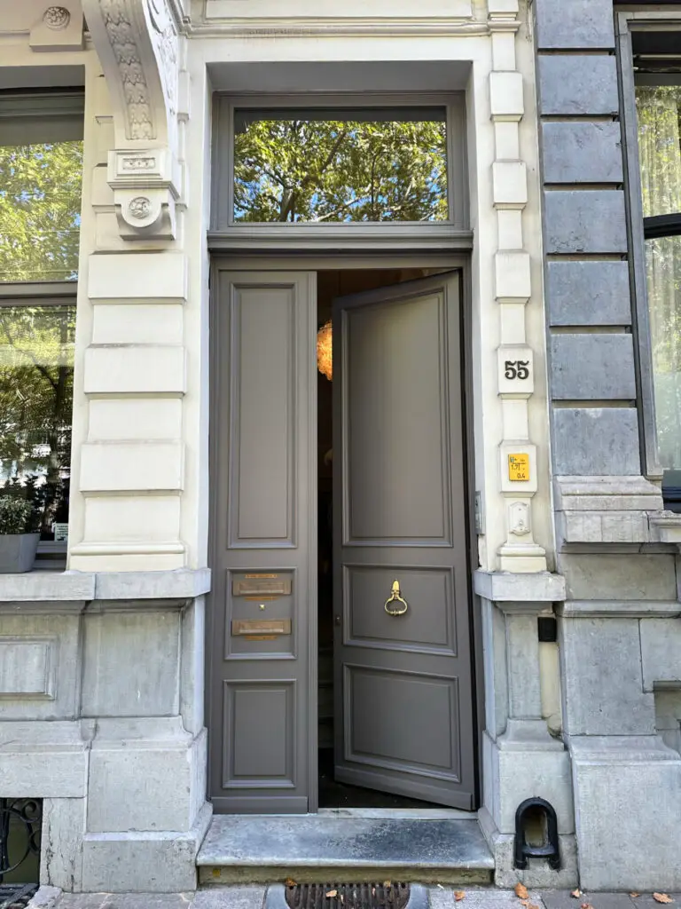 Gerestaureerde klassieke houten voordeur van een herenhuis
