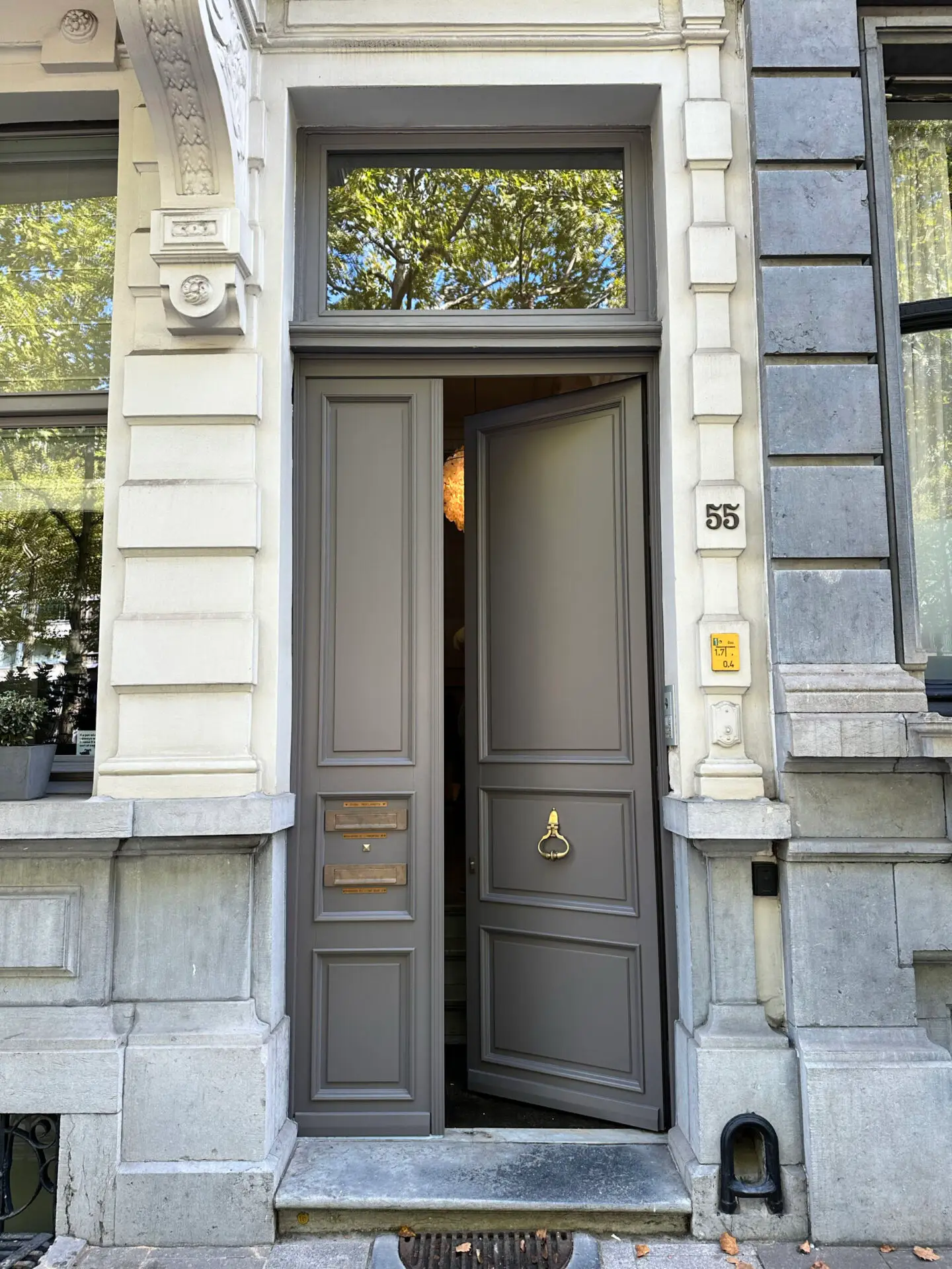 Gerestaureerde klassieke houten voordeur van een herenhuis