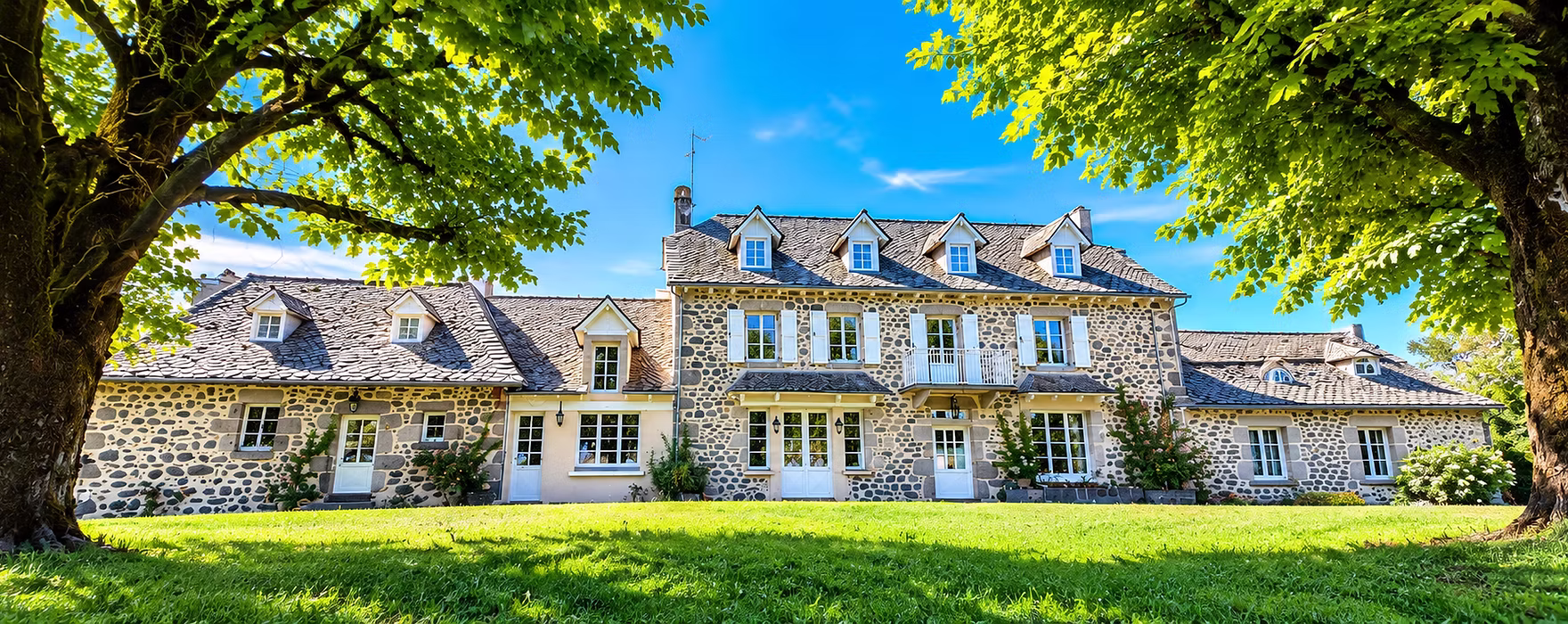 Houten buitenschrijnwerk van een vakantiehuis in Frankrijk