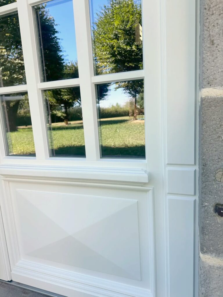 Detail van een nieuw houten raam in oude stijl