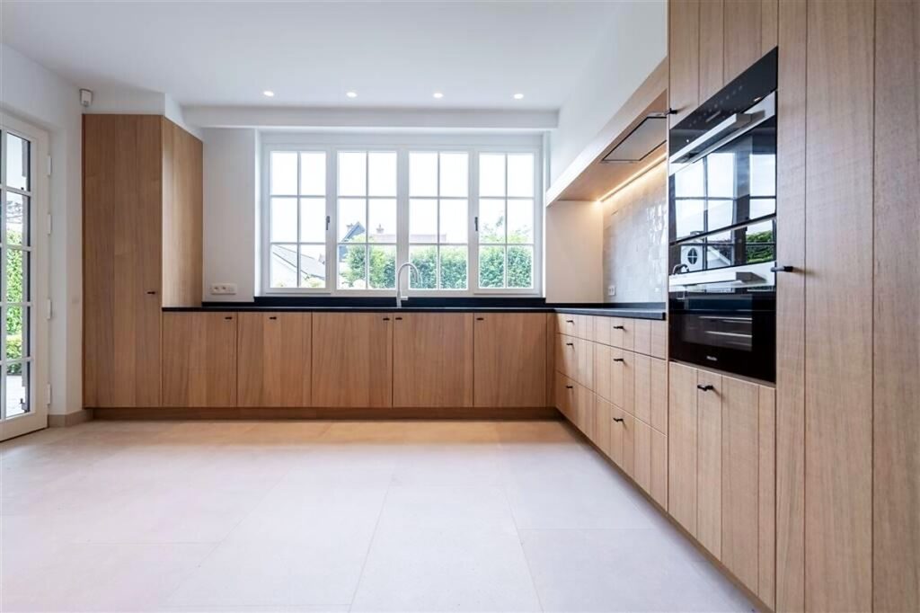 Keuken met houten ramen, Villa Elsdonk