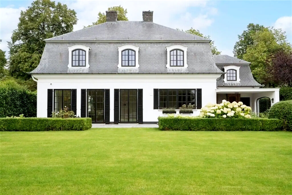 Villa Elsdonk vanuit de tuin, houten ramen