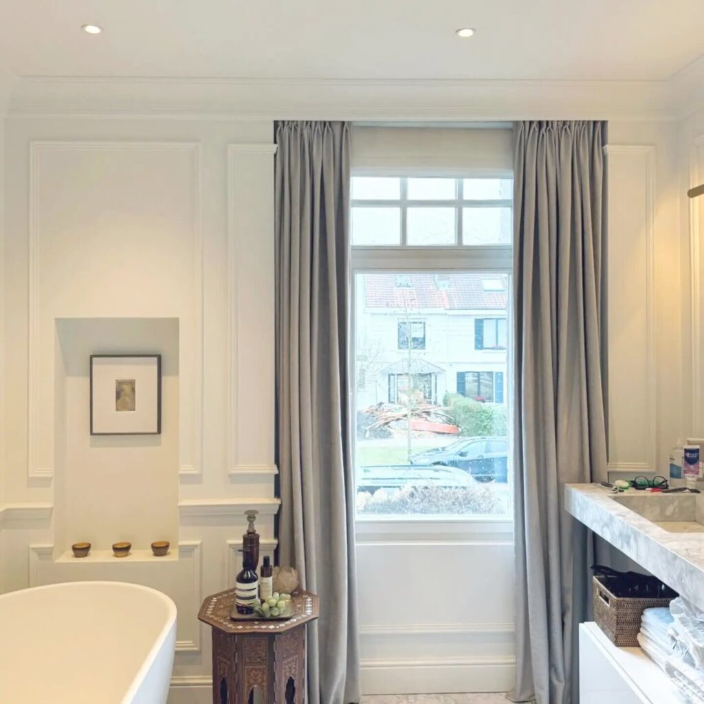 Badkamer met nieuwe ramen, herenhuis in Wilrijk
