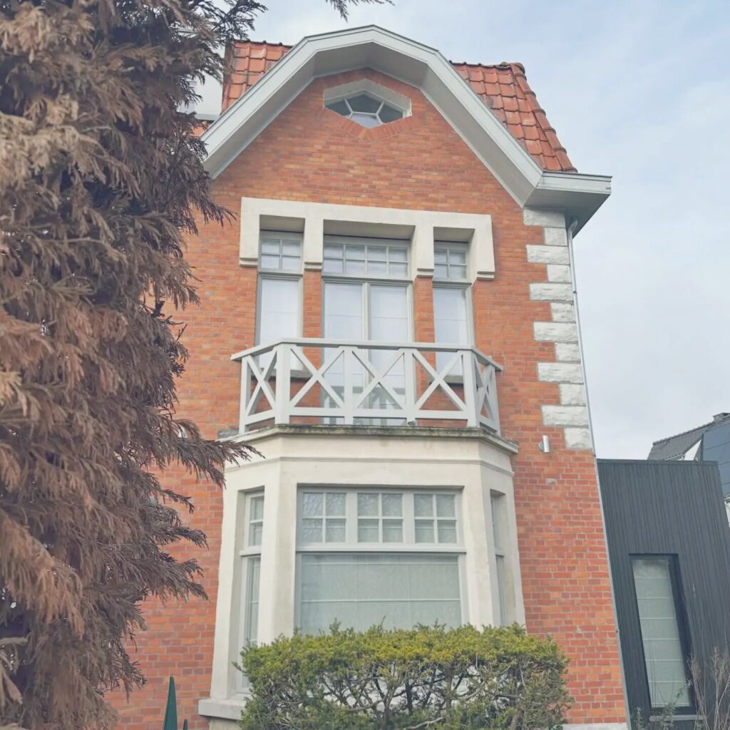 Gevel met nieuwe ramen, herenhuis in Wilrijk