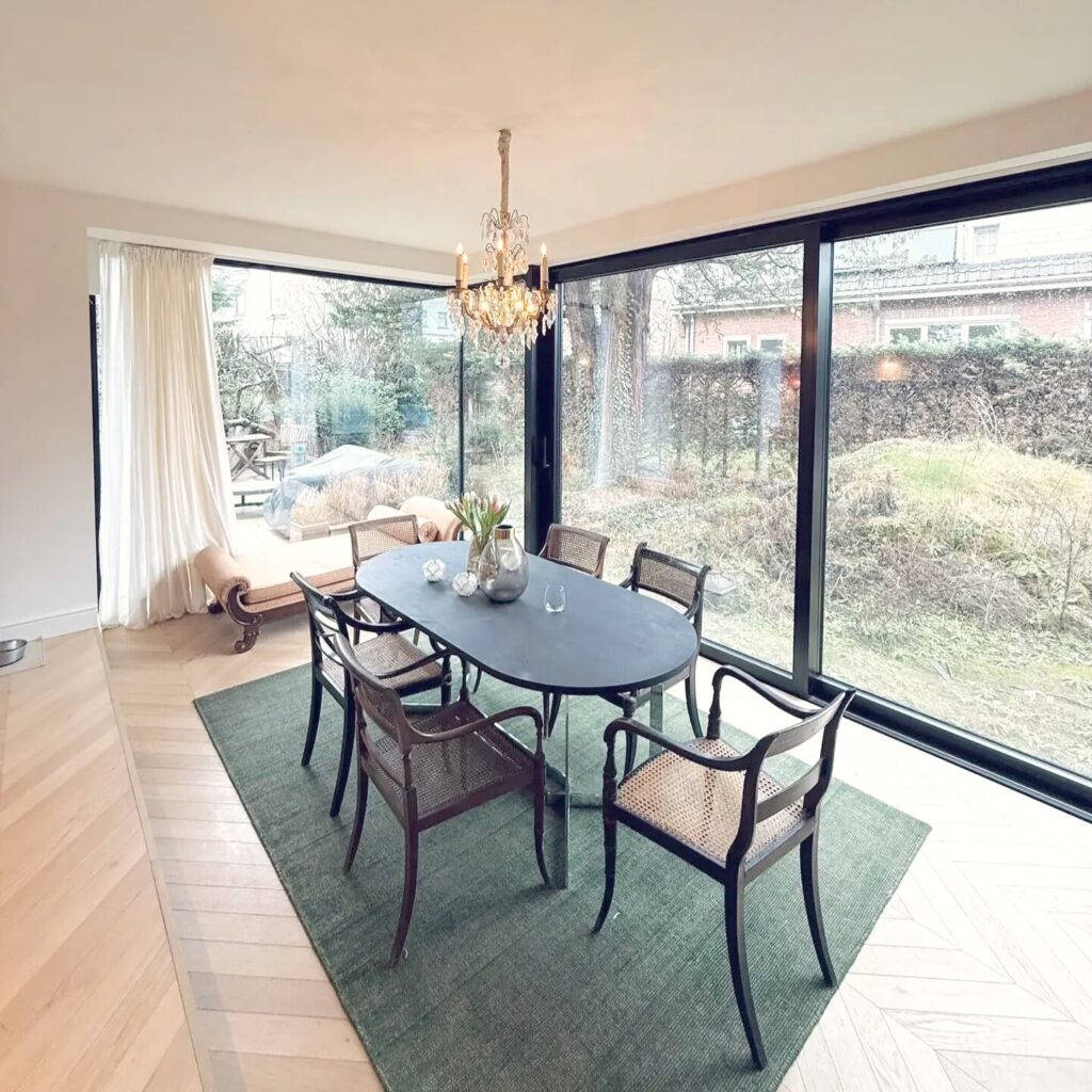 Eetkamer met nieuwe ramen, herenhuis in Wilrijk
