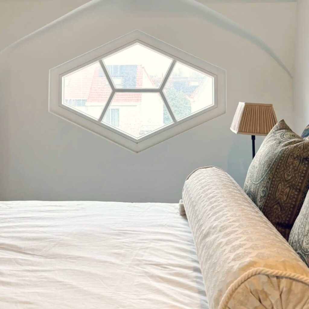 Slaapkamer met nieuwe ramen, herenhuis in Wilrijk