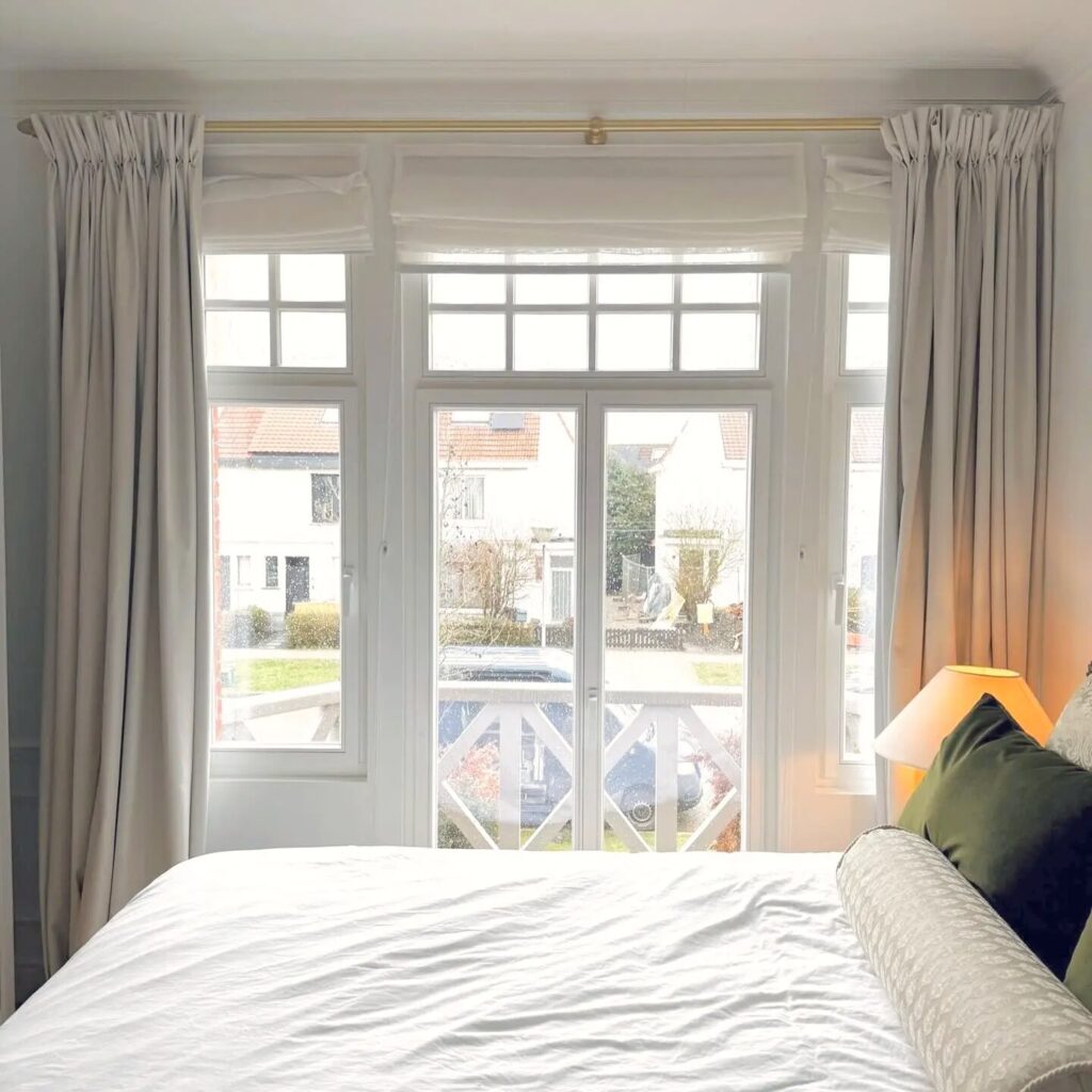 Slaapkamer met nieuwe ramen, herenhuis in Wilrijk