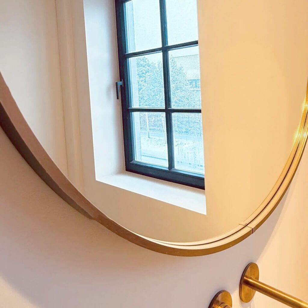 Badkamer met nieuw raam, Knokke