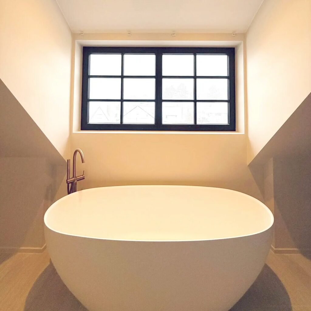 Badkamer met nieuw raam, Knokke