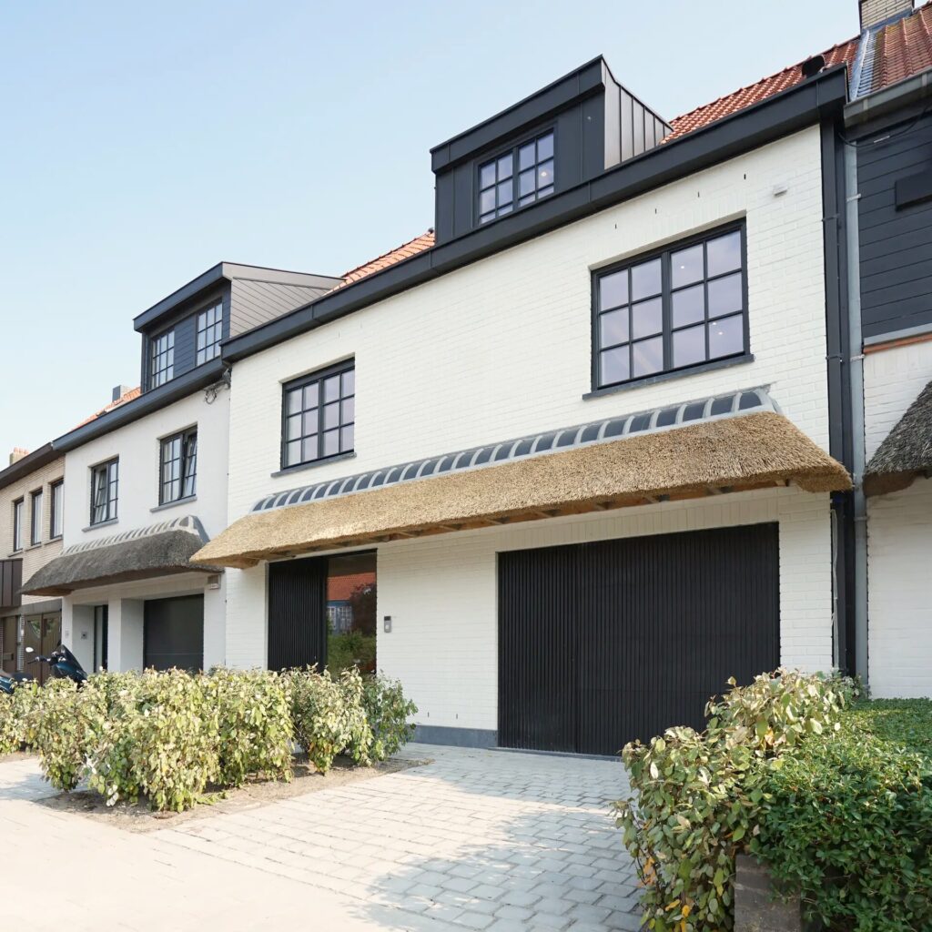 Gerenoveerde woningen in Knokke met houten ramen, voordeuren en poorten