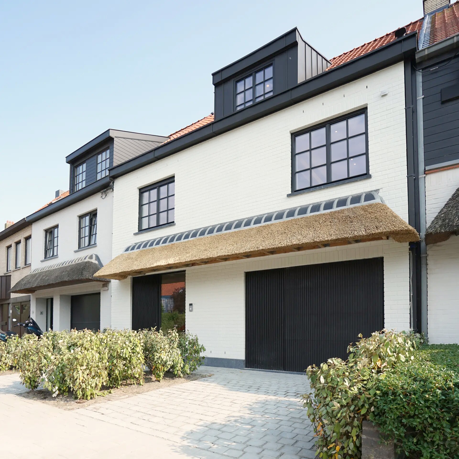 Gerenoveerde woningen in Knokke met houten ramen, voordeuren en poorten