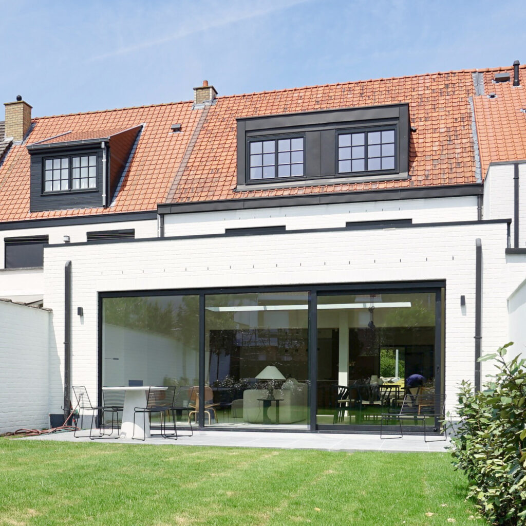 Achtergevel met grote aluminium schuiframen, Knokke