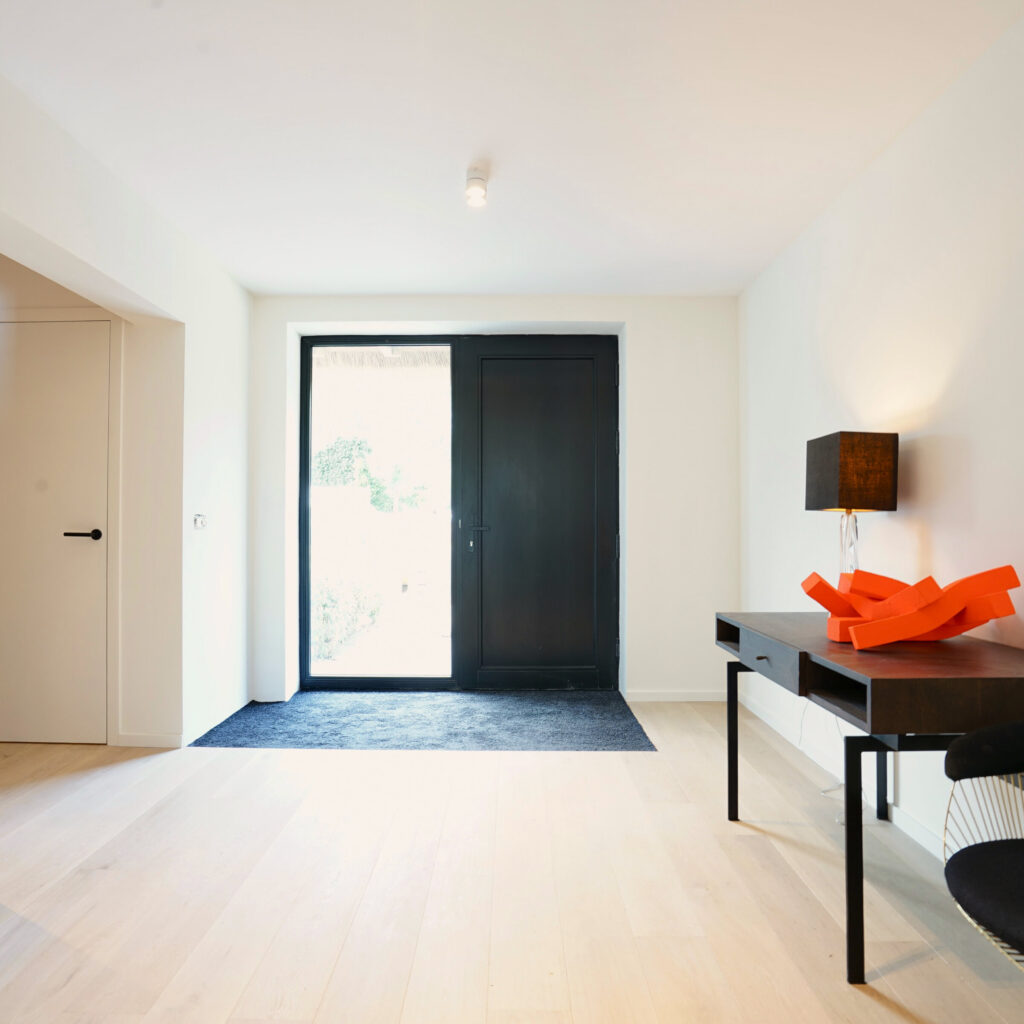 Houten voordeur van binnenuit, Knokke