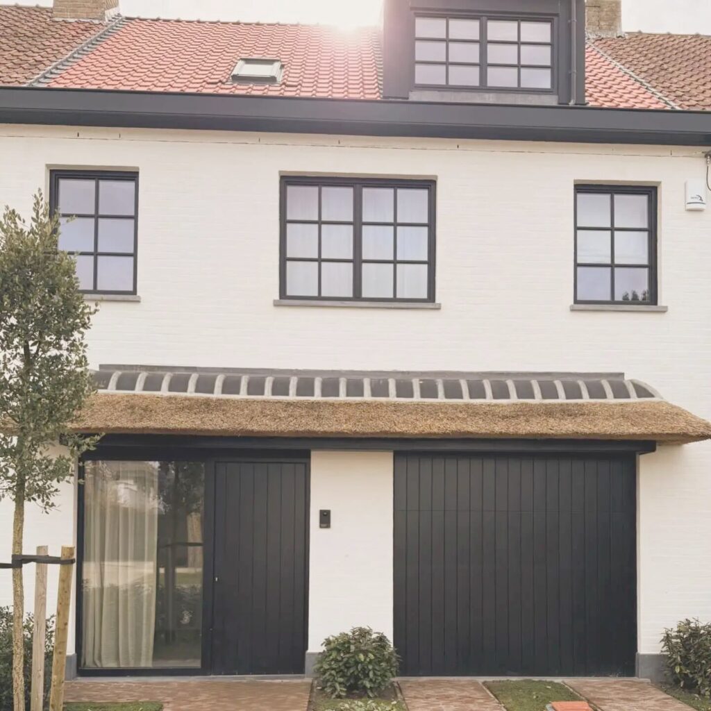Voorgevel met houten ramen en sectionaalpoort, Knokke