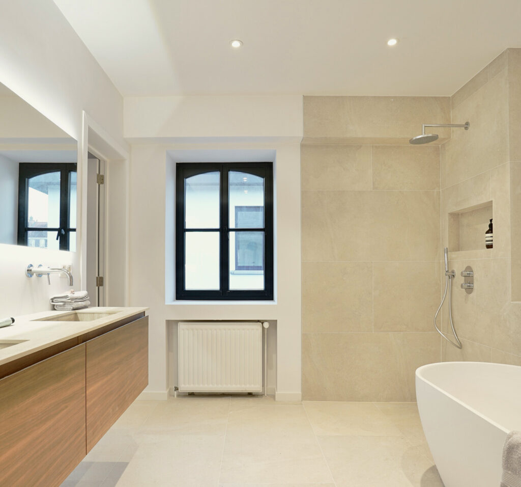 Badkamer met houten raam, Edegem