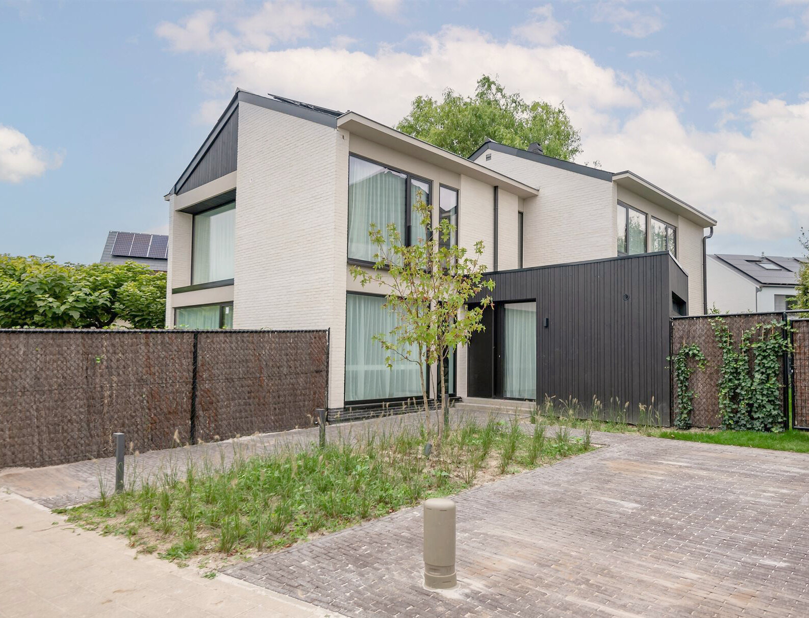 Villa in Edegem met nieuwe aluminium ramen