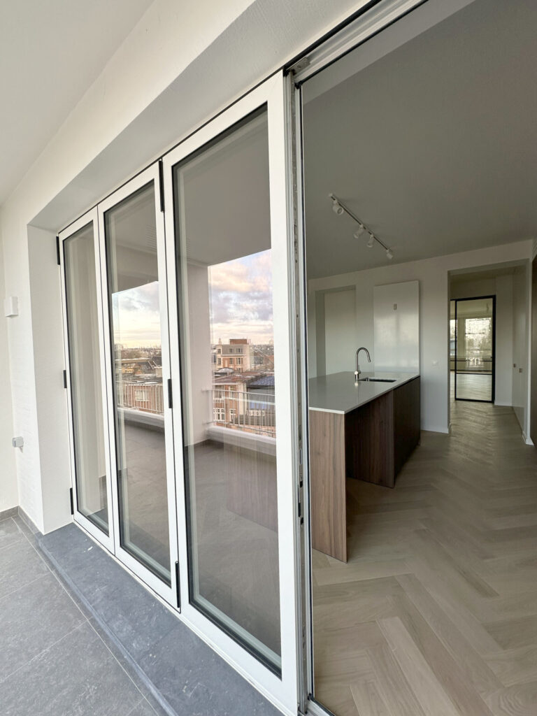 Keuken met aluminium ramen, penthouse Antwerpen