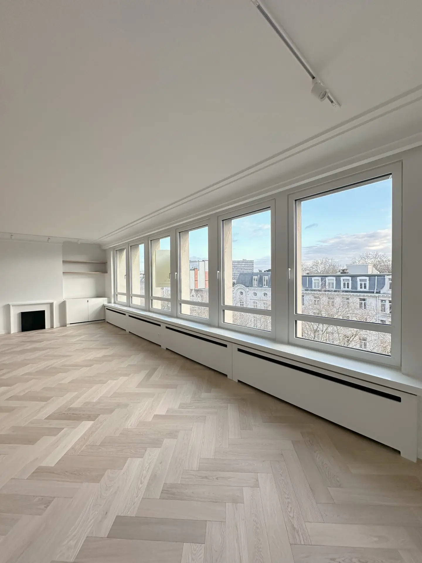 Living met uitzicht over Antwerpen door grote aluminium ramen