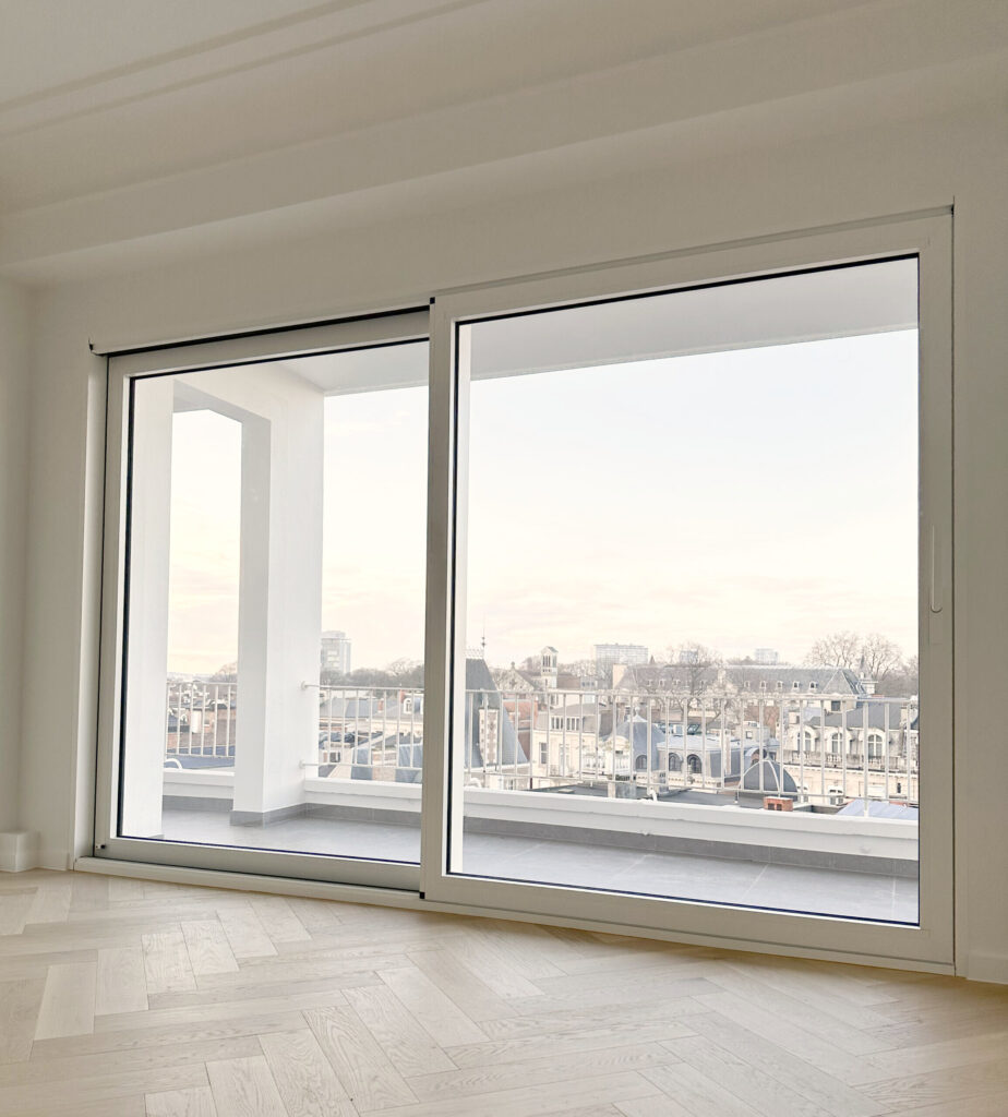 Slaapkamer met uitzicht over de stad, penthouse Antwerpen