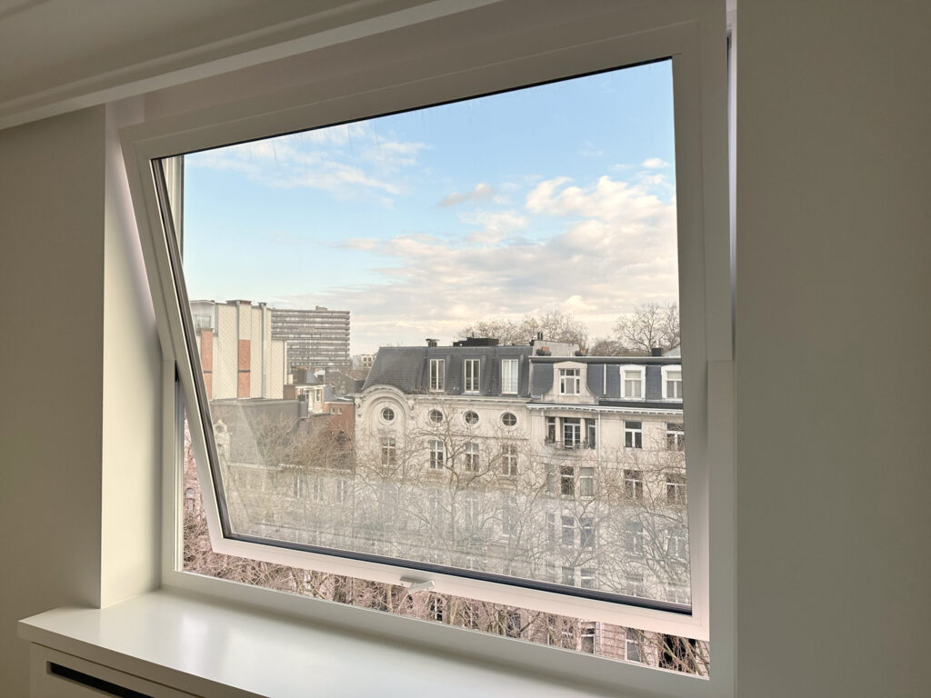 Slaapkamer met groot aluminium raam, Antwerpen