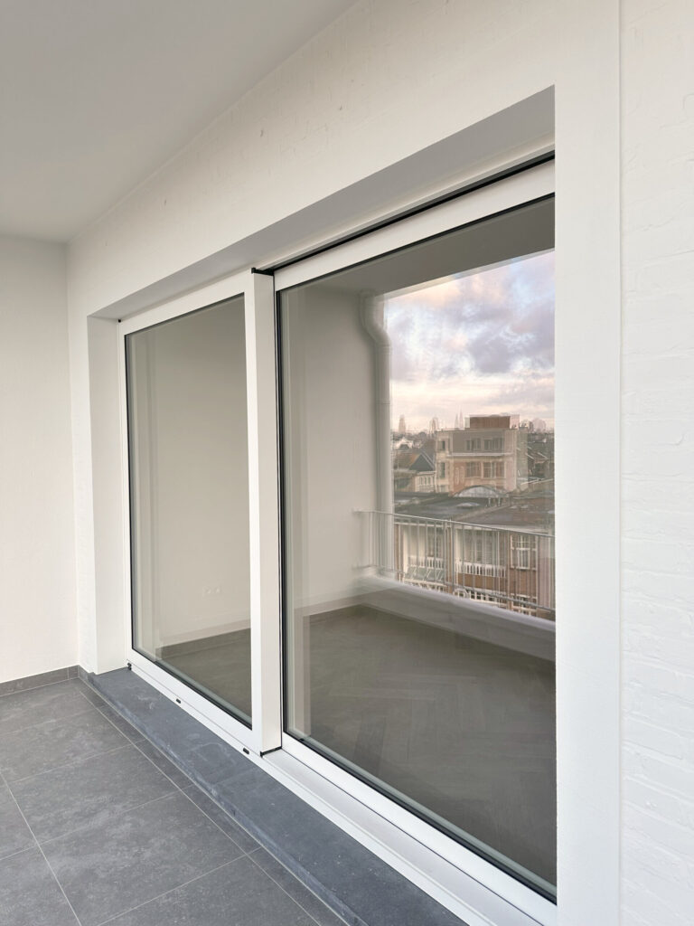 Slaapkamer met aluminium ramen, Antwerpen